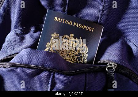 Neuer britischer Reisepass in blauer Holdall-Tasche Stockfoto