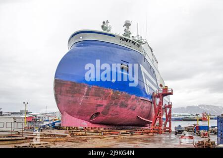 Stykkisholmur, Island, 3. Mai 2022: Großes Walfangschiff zur Wartung auf einer Werft im alten Hafen der Stadt Stockfoto