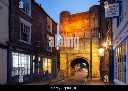 In der Boothem Bar in York, England, fällt die Nacht. Stockfoto