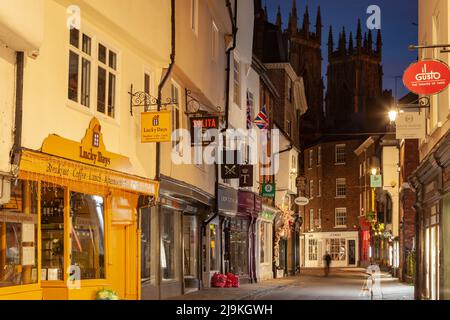 Abend auf Low Petergate in York, North Yorkshire, England. Stockfoto