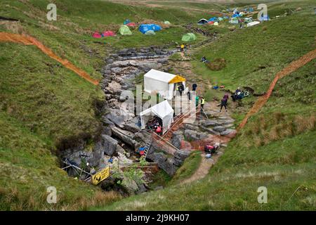 Gaping Gill Schlagloch, Inglborough, North Yorkshire. Der Bradford Pothole Club hat jeden Mai eine Winde aufgestellt, die es der Öffentlichkeit ermöglicht, in die Höhle hinabzusteigen. Stockfoto