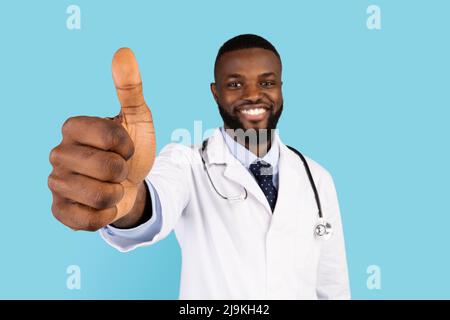 Happy Black Male Doctor Mit Stethoskop Zeigt Daumen Nach Oben An Der Kamera Stockfoto