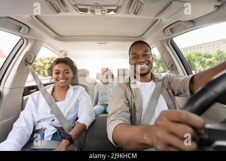 Schwarze Eltern Und Tochter Reiten Auto Lächelnd Genießen Reise Stockfoto