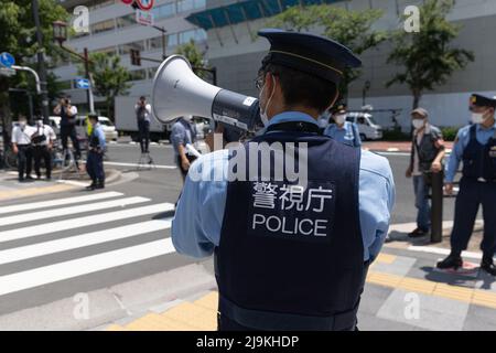 Tokio, Japan. 24.. Mai 2022. Polizeibeamte bereiten sich darauf vor, die Sicherheit einer kleinen Gruppe von Demonstranten im Zentrum von Tokio in der Nähe des Bahnhofs Ichigaya zu gewährleisten. Eine kleine Gruppe von rund 100 Demonstranten versammelte sich im Zentrum Tokios, um gegen das Quad Leaders' Meeting 2022 zu protestieren und ihre Meinung über den anhaltenden Krieg in der Ukraine auszudrücken, der Russland, die USA und die NATO kritisiert. Sie riefen auch den japanischen Premierminister Fumio Kishida zum Abtritt sowie den US-Präsidenten Joe Biden auf. Kredit: SOPA Images Limited/Alamy Live Nachrichten Stockfoto