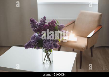 Home Inneneinrichtung, Bouquet von Flieder in einer Vase auf dem Tisch. Stockfoto