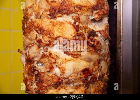 Spieße gebratenes Huhn Shawarma Fleisch Kochen und Drehen auf rotierenden Spieß in Fast-Food-Restaurant. Traditioneller türkischer Cousin. Stockfoto