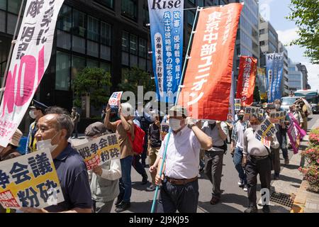 Tokio, Japan. 24.. Mai 2022. Demonstranten singen regierungsfeindliche Parolen und fordern die „Niederschlagung“ von Japan-Australien-Indien-USA (Quad) Leaders' Meeting 2022. Eine kleine Gruppe von rund 100 Demonstranten versammelte sich im Zentrum Tokios, um gegen das Quad Leaders' Meeting 2022 zu protestieren und ihre Meinung über den anhaltenden Krieg in der Ukraine auszudrücken, der Russland, die USA und die NATO kritisiert. Sie riefen auch den japanischen Premierminister Fumio Kishida zum Abtritt sowie den US-Präsidenten Joe Biden auf. (Foto: Stanislav Kogiku/SOPA Images/Sipa USA) Quelle: SIPA USA/Alamy Live News Stockfoto