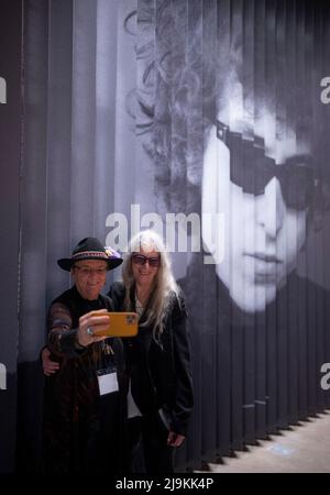 Tulsa, Usa. 06.. Mai 2022. Lisa Law hielt Patti Smiths iPhone fest, um ein Selfie der beiden zu machen, das am 6. Mai 2022 in der Lobby des Bob Dylan Center in Tulsa, Oklahoma, vor einem riesigen Blow-up von Law's 1966-Foto von Bob Dylan stand. (Foto von Jeff Wheeler/Minneapolis Star Tribune/TNS/Sipa USA) Quelle: SIPA USA/Alamy Live News Stockfoto