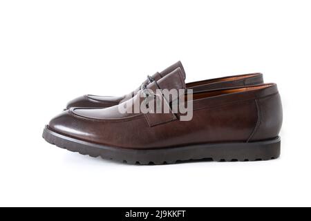 Klassische braune Lederschuhe für Mann isoliert auf weißem Hintergrund. Seitenansicht. Stockfoto