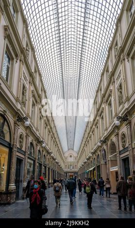BRÜSSEL, BELGIEN - 24. MÄRZ: Menschen in den Königlichen Galerien von Saint-Hubert in Brüssel. Eröffnet im Jahr 1847, ist es eine der ältesten Einkaufsgalerien in Stockfoto