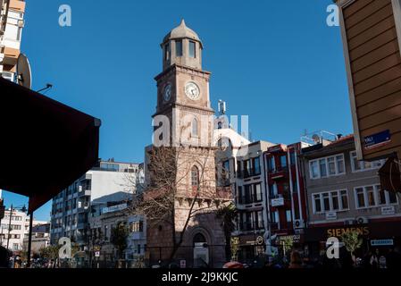 Der berühmte Uhrenturm im Altstadtbasar von Canakkale, der mit Cafés, Geschäften und Bars, die bei Touristen und Studenten beliebt sind, voll ist, ist die Halbinsel Gallipoli am Nordufer der Dardanelles-Meerenge im Nordwesten der Türkei und ist Schauplatz von ausgedehnten Schlachtfeldern und Gedenkstätten des Ersten Weltkriegs. Eine Kampagne, die zwischen dem Osmanischen Reich und den alliierten Mächten stattfand. Die Straße von Dardanelles ist eine wichtige Handelsroute, die das Mittelmeer und das Schwarze Meer mit der Stadt Canakkale am Eingang verbindet, eine Stadt, die nicht nur wegen ihrer historischen und mythologischen Bedeutung ist Stockfoto