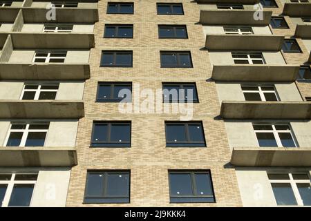 Neue Fenster im Haus. Bau des Gebäudes. Letzte Bauphase. Stockfoto