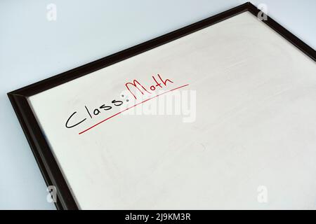 Klassenmathematik mit schwarz-rotem Farbmarker auf Whiteboard, weißem Schultafel, Grundschulidee, Sitzansicht, Kopierraum Stockfoto
