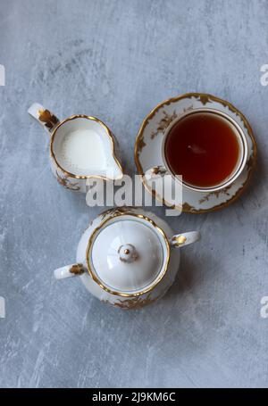 Tee mit Rosen Nahaufnahme Foto. Kräutertee in einer kleinen weißen Keramikschale auf einem Tisch. Hellgrauer Hintergrund mit Kopierbereich. Stockfoto