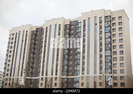 Gebäude in der Stadt. Architektur heute. Wohnhaus an der Straße. Stockfoto