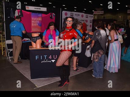 Teilnehmer der Rupaul DragCon 2022, Tag 1, die am Freitag, den 13. Mai 2022, im LA Convention Center in Los Angeles, Kalifornien, stattfand. Foto von Jeffrey Stockfoto