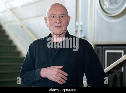 Berlin, Deutschland. 24.. Mai 2022. Christoph Eschenbach, deutscher Pianist und Dirigent, steht nach einer Pressekonferenz im Konzerthaus Berlin. Quelle: Christophe Gateau/dpa/Alamy Live News Stockfoto