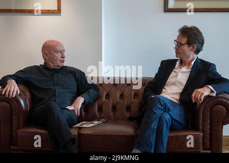 Berlin, Deutschland. 24.. Mai 2022. Christoph Eschenbach (l.), deutscher Pianist und Dirigent, und Sebastian Nordmann, künstlerischer Leiter des Konzerthauses Berlin, sprechen auf einer Pressekonferenz im Konzerthaus Berlin. Quelle: Christophe Gateau/dpa/Alamy Live News Stockfoto