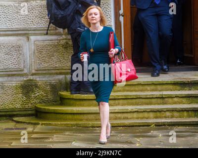 London, Großbritannien. 24.. Mai 2022. Außenministerin Liz Truss kommt zur Kabinettssitzung. Die Regierung steht unter Druck, da neue Fotos vom Alkoholkonsum des Premierministers entstehen. Kredit: Mark Thomas/Alamy Live Nachrichten Stockfoto