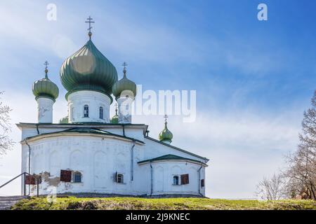 Staraya Ladoga, Russland - 02. Mai 2022. Kirche des Hl. Johannes des Täufers Geburt auf dem Berg Malysheva in Staraya Ladoga.Russland. Stockfoto