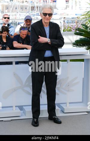 Cannes, Frankreich. 24.. Mai 2022. Cannes, Frankreich, Dienstag, Mai. 24, 2022 - David Cronenberg wird während der Filmfestspiele von Cannes 75. im Palais des Festivals et des Congrès de Cannes bei den Verbrechen der zukünftigen Fotoschau zu sehen sein. Bild nach Kredit: Julie Edwards/Alamy Live News Stockfoto