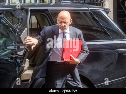 London, Großbritannien. 24.. Mai 2022. Nadhim Zahawi, Bildungsminister, kommt zur Kabinettssitzung. Die Regierung steht unter Druck, da neue Fotos vom Alkoholkonsum des Premierministers entstehen. Kredit: Mark Thomas/Alamy Live Nachrichten Stockfoto