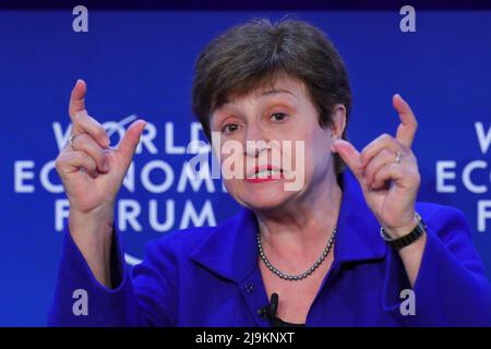 DAVOS, 24. Mai 2022 2022 (Xinhua) -- Kristalina Georgieva, Geschäftsführerin des Internationalen Währungsfonds (IWF), nimmt an einer Sitzung zum Thema "Digitale Währungen der Zentralbank" des Weltwirtschaftsforums (WEF) am 23. Mai 2022 in Davos, Schweiz, Teil. Vom 22. Bis 26. Mai findet hier die WEF-Jahrestagung 2022 statt. (Xinhua/Zheng Huansong) Stockfoto