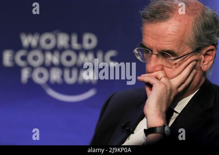 Davos, Schweiz. 23.. Mai 2022. Der Gouverneur der französischen Zentralbank Francois Villeroy de Galhau nimmt an einer Sitzung zum Thema „Digitale Währungen der Zentralbank“ des Weltwirtschaftsforums (WEF) am 23. Mai 2022 in Davos, Schweiz 2022, Teil. Vom 22. Bis 26. Mai findet hier die WEF-Jahrestagung 2022 statt. Quelle: Zheng Huansong/Xinhua/Alamy Live News Stockfoto