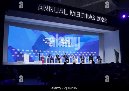 Davos, Schweiz. 23.. Mai 2022. Die Gäste nehmen an einer Sitzung zum Thema „Sport als vereinende Kraft“ des World Economic Forum (WEF) Annual Meeting 2022 in Davos, Schweiz, am 23. Mai 2022 Teil. Vom 22. Bis 26. Mai findet hier die WEF-Jahrestagung 2022 statt. Quelle: Zheng Huansong/Xinhua/Alamy Live News Stockfoto