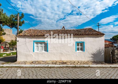 Kilitbahir, Canakkale, Türkei. 18.. Februar 2022. Schönes kleines Landhaus in der hübschen Stadt Kilitbahir auf der Halbinsel Gallipoli mit Blick auf die Dardanelles-Straße in der westtürkei die Halbinsel Gallipoli am Nordufer der Dardanelles-Meerenge im Nordwesten der Türkei ist Schauplatz umfangreicher Schlachtfelder und Gedenkstätten des Ersten Weltkriegs. Eine Kampagne, die zwischen dem Osmanischen Reich und den alliierten Mächten stattfand. Die Straße von Dardanelles ist eine wichtige Handelsroute, die das Mittelmeer und das Schwarze Meer verbindet, mit der Stadt Canakkale am Eingang, A Stockfoto