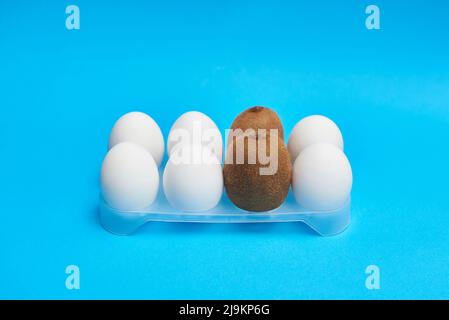 Eier und Kiwi auf blauem Hintergrund, männliches Enthaarungskonzept Stockfoto