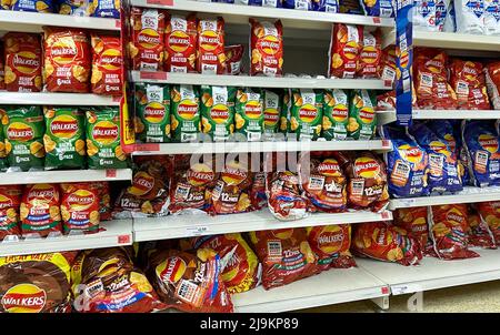 London, UK 24 May 2022 - Chips im Supermarkt. Laut der Marktreichweite von Kantar Worldpanel steigen die Preise in Lebensmittelgeschäften wie z. B. herzhaften Snacks am schnellsten. Credit Dinendra Haria /Alamy Live News Stockfoto