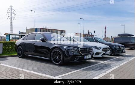 Ein Bild von drei Fahrzeugen in einem Mercedes-Benz Autohaus in Polen. Stockfoto