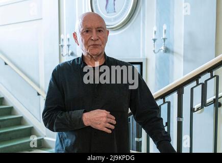 Berlin, Deutschland. 24.. Mai 2022. Christoph Eschenbach, deutscher Pianist und Dirigent, steht nach einer Pressekonferenz im Konzerthaus Berlin. Quelle: Christophe Gateau/dpa/Alamy Live News Stockfoto