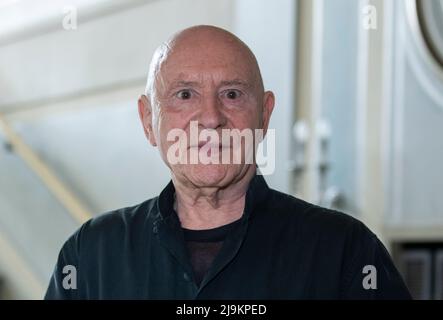 Berlin, Deutschland. 24.. Mai 2022. Christoph Eschenbach, deutscher Pianist und Dirigent, steht nach einer Pressekonferenz im Konzerthaus Berlin. Quelle: Christophe Gateau/dpa/Alamy Live News Stockfoto