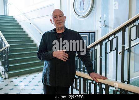 Berlin, Deutschland. 24.. Mai 2022. Christoph Eschenbach, deutscher Pianist und Dirigent, steht nach einer Pressekonferenz im Konzerthaus Berlin. Quelle: Christophe Gateau/dpa/Alamy Live News Stockfoto