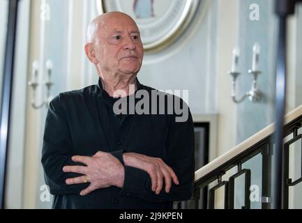 Berlin, Deutschland. 24.. Mai 2022. Christoph Eschenbach, deutscher Pianist und Dirigent, steht nach einer Pressekonferenz im Konzerthaus Berlin. Quelle: Christophe Gateau/dpa/Alamy Live News Stockfoto