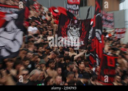 Sassuolo, Italien, 22.. Mai 2022. AC Mailand Fans während der Serie A Spiel im Mapei Stadium - Cittˆ del Tricolore, Sassuolo. Bildnachweis sollte lauten: Jonathan Moscrop / Sportimage Stockfoto