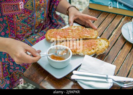 Spanish Tomato Bread - knuspriges Brot mit Tomaten, Knoblauch und Olivenöl gekrönt. Traditionelles spanisches Tapas-Gericht. Stockfoto