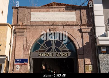 Canakkale, Türkei. 19.. Februar 2022. Eintritt in Aynal? Basar, Canakkale. Auf der Halbinsel Gallipoli am Nordufer der Dardanelles-Meerenge im Nordwesten der Türkei finden ausgedehnte Schlachtfelder und Gedenkstätten des Ersten Weltkriegs statt, eine Kampagne zwischen dem Osmanischen Reich und den alliierten Mächten. Die Straße von Dardanelles ist eine wichtige Handelsroute, die das Mittelmeer und das Schwarze Meer mit der Stadt Canakkale am Eingang verbindet, eine Stadt, die nicht nur für ihre historische und mythologische Geschichte wichtig ist, sondern auch die Heimat eines lebendigen jungen Studentenvolkstüms ist Stockfoto