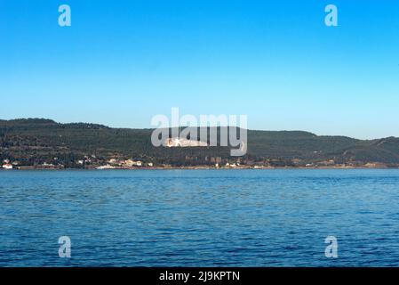 Canakkale, Türkei. 19.. Februar 2022. Türkisches Kriegsdenkmal für die Toten auf der Gallipoli-Halbinsel, den Dardanellen bei Canakkale, Ecebat, Türkei. Auf der Halbinsel Gallipoli am Nordufer der Dardanelles-Meerenge im Nordwesten der Türkei finden ausgedehnte Schlachtfelder und Gedenkstätten des Ersten Weltkriegs statt, eine Kampagne zwischen dem Osmanischen Reich und den alliierten Mächten. Die Straße von Dardanelles ist eine wichtige Handelsroute, die das Mittelmeer und das Schwarze Meer mit der Stadt Canakkale am Eingang verbindet, eine Stadt, die nicht nur wegen ihrer historischen Bedeutung ist Stockfoto