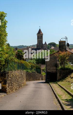 Belves, Frankreich - 11. Mai 2022: Straße in die idyllische Stadt Belves mit Blick auf die Kirche unserer Lieben Frau von Capelou Stockfoto