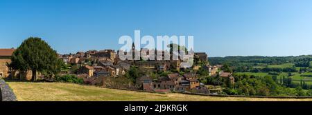 Belves, Frankreich - 11. Mai 2022: Panoramablick auf die idyllische französische Landstadt Belves im Dordogne-Tal Stockfoto