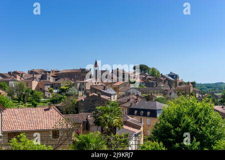 Belves, Frankreich - 11. Mai 2022: Blick auf die idyllische französische Landstadt Belves im Dordogne-Tal Stockfoto