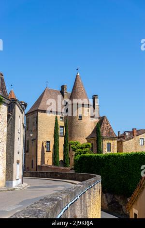 Belves, Frankreich - 11. Mai 2022: Die Rue des Penitents führt in das Stadtzentrum von Belves mit seinen historischen brawnstoischen Gebäuden Stockfoto