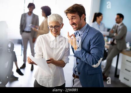 Die Zusammenarbeit und die Analyse von Geschäftsleuten arbeiten im Büro Stockfoto
