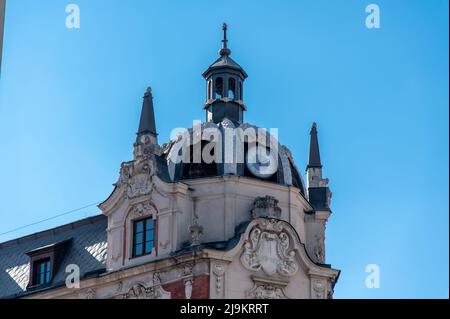 Katowice, Schlesien, Polen; März 19., 2022: Altes Mietshaus in der Mlynska Straße, Wahrzeichen von Katowice Stockfoto