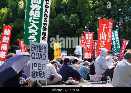 (220524) -- TOKIO, 24. Mai 2022 (Xinhua) -- Demonstranten versammeln sich im Shiba Park, um gegen den bevorstehenden US-Japan-Gipfel und den Gipfel des Quadrilateralen Sicherheitsdialogs (Quad) in Tokio, Japan, 22. Mai 2022 zu demonstrieren. (Xinhua/Zhang Xiaoyu) Stockfoto