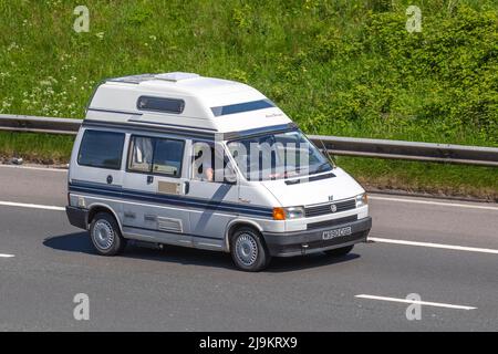 1995 90s Neunzigers White VW Volkswagen Transporter 62 P SWB LCV Trident Wohnmobil 1968cc Auto-Sleeper Hochdach Wohnmobil; Fahren auf der M61 Autobahn, Manchester, UK Stockfoto