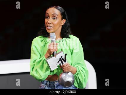 24. Mai 2022, Nordrhein-Westfalen, Düsseldorf: Hadnet Tesfai, TV-Moderator, kommt mit einer Trophäe der Europe Music Awards auf die Bühne. Der Musikkanal MTV wird in diesem Jahr die Europe Music Awards (EMA) in Düsseldorf vergeben. Die EMA-Trophäe wird am 13. November 2022 vom PSD Bank Dome in Düsseldorf ausgestrahlt. (An dpa/lnw: 'MTV vergibt Europa-Musikpreise in Düsseldorf') Foto: Oliver Berg/dpa Stockfoto
